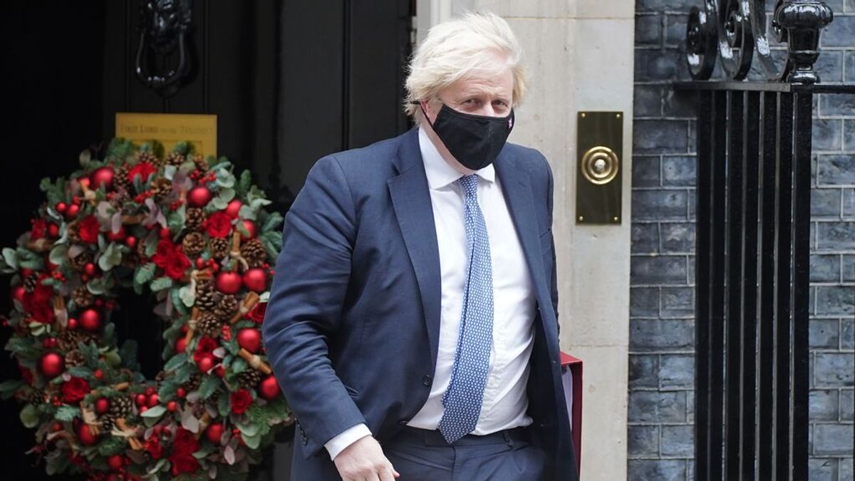 Filtran una nueva fotografía de Boris Jonhson en una reunión navideña con empleados durante las restricciones Filtran una nueva fotografía de Boris Jonhson en una reunión navideña con empleados durante las restricciones