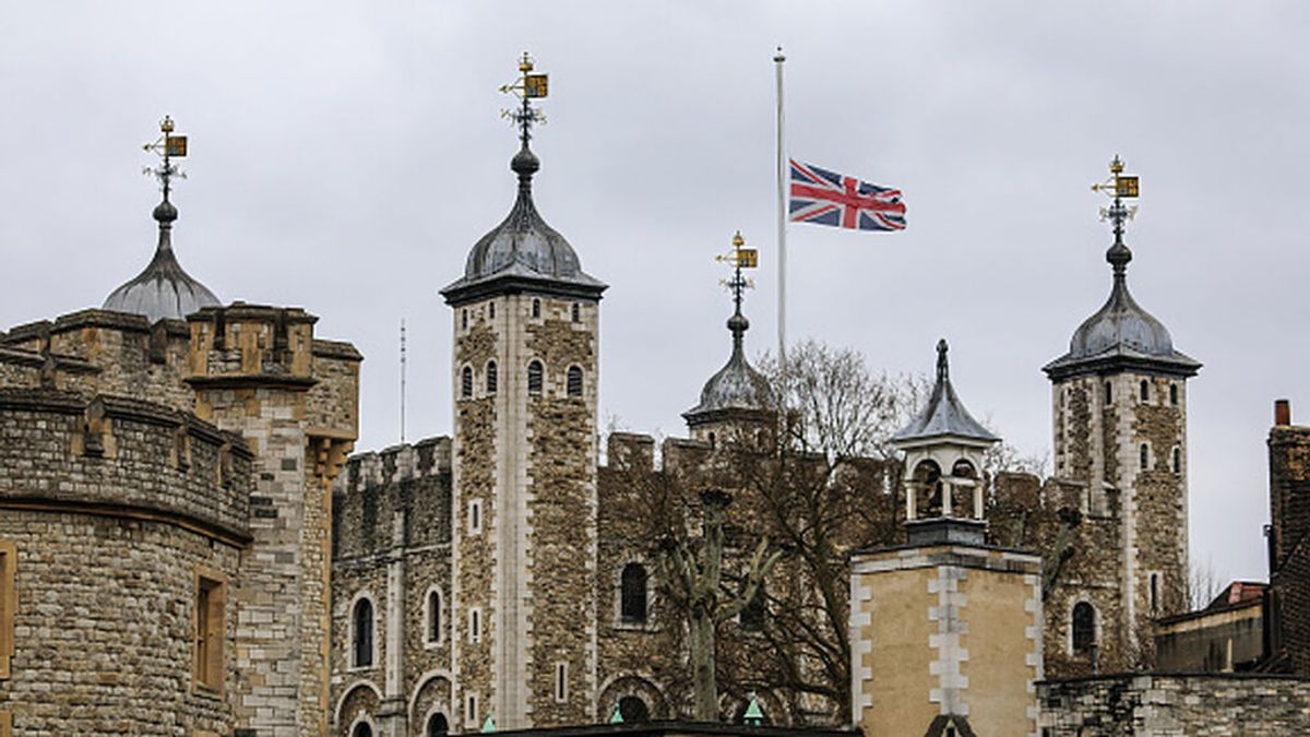 La muchacha pelirroja que vive en la Torre de Londres y que los turistas confunden con una princesa La muchacha pelirroja que vive en la Torre de Londres y que los turistas confunden con una princesa