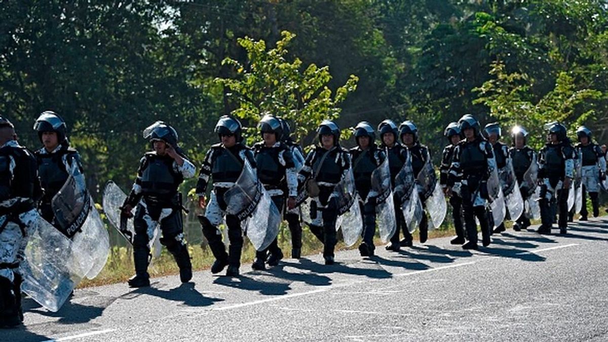 Enfrentamientos entre la policía e inmigrantes tras el cierre de la de la autopista de México-Puebla Enfrentamientos entre la policía e inmigrantes tras el cierre de la de la autopista de México-Puebla