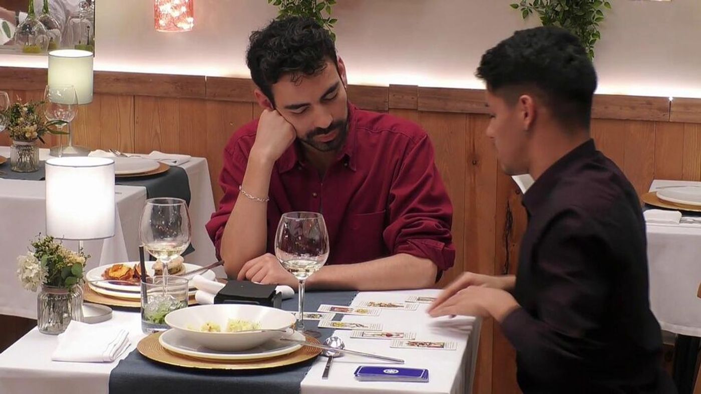 Bruno le echa las cartas a su cita en plena cena: “Me lo he inventado un poco, pero mentir no es pecado” First Dates Temporada 5 Top Videos 524