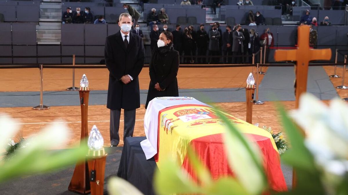 El Rey se despide de Manolo Santana en la capilla ardiente de Madrid El Rey se despide de Manolo Santana en la capilla ardiente de Madrid