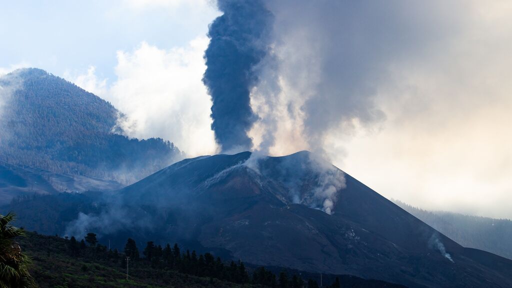 El volcán de La Palma, más intermitente que nunca: preocupa una gran fumarola de azufre, vapor y ceniza
