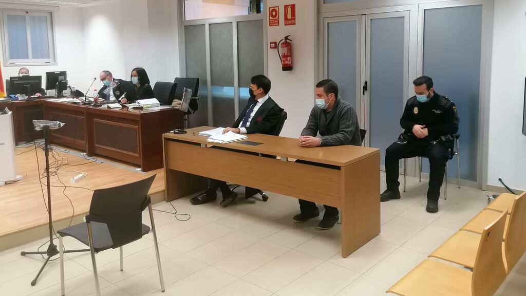 Un acusado de matar a puñaladas a su madre y de herir a su padre en Alicante dice que actuó "poseído" por un tío muerto