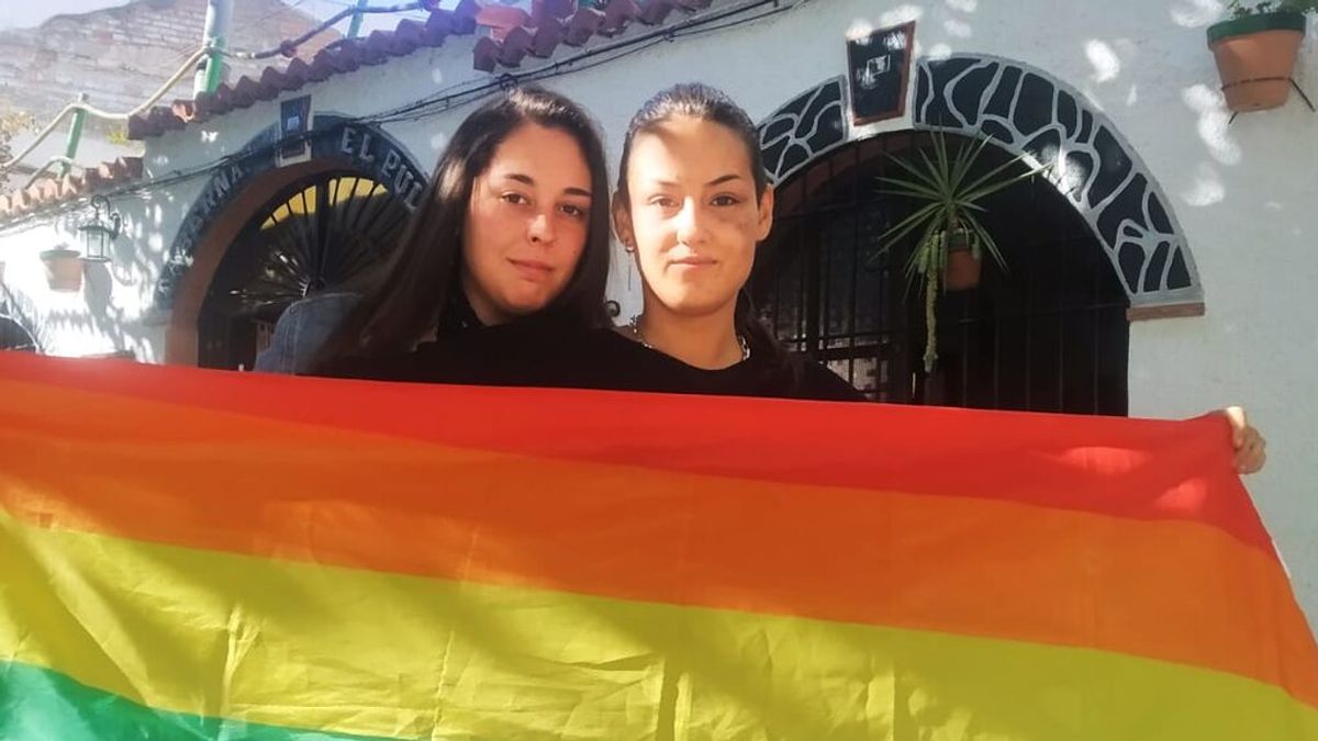 Patricia y Raquel, la pareja agredida en Motril: "Tenemos miedo a encontrarnos con él" Patricia y Raquel, la pareja agredida en Motril: "Tenemos miedo a encontrarnos con él"