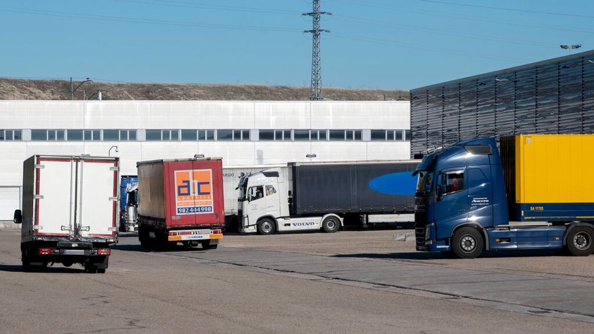 La patronal del transporte sacará el miércoles los camiones por las calles de Madrid para manifestarse La patronal del transporte sacará el miércoles los camiones por las calles de Madrid para manifestarse