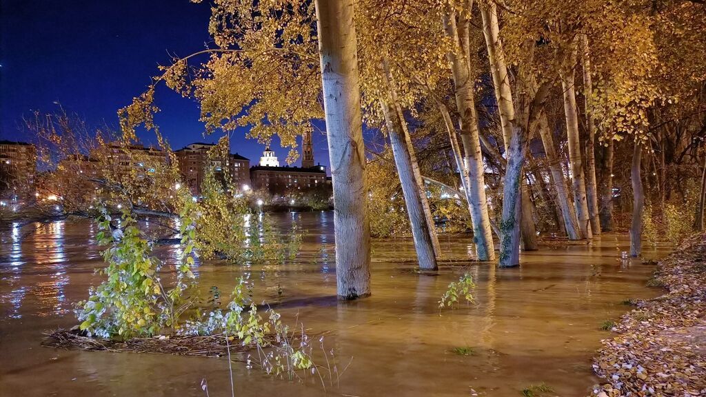 Preocupación en Zaragoza por la crecida histórica del Ebro
