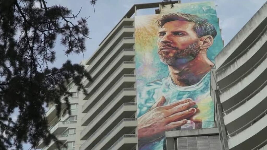 Un artista argentino pinta un mural de Messi de 70 metros en su ciudad natal de Rosario