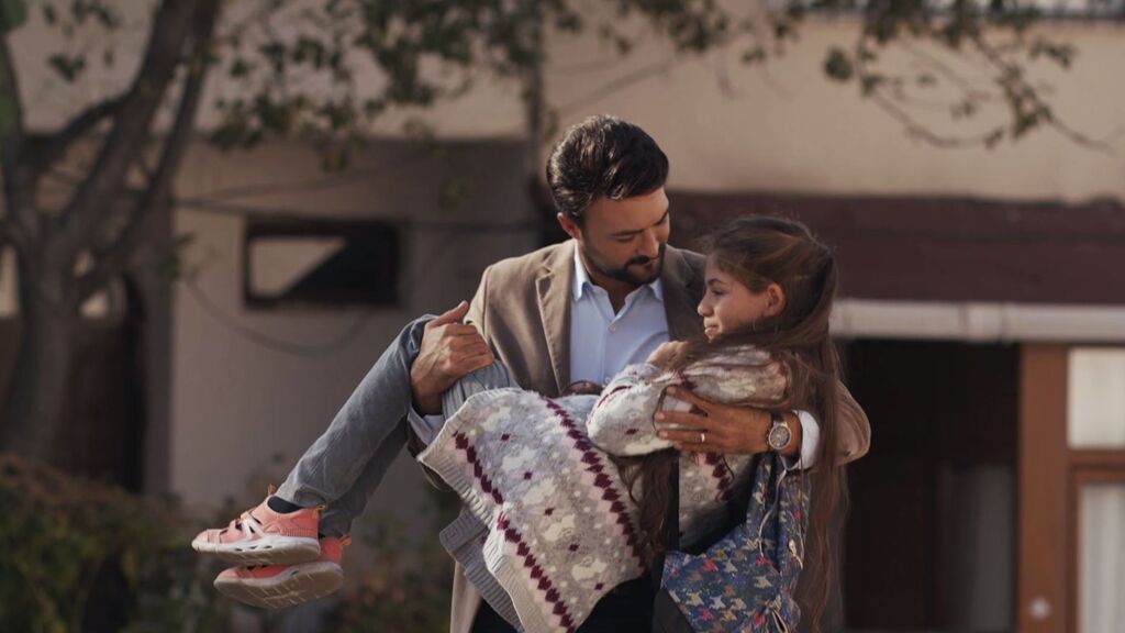 Ömer se encuentra con su hija