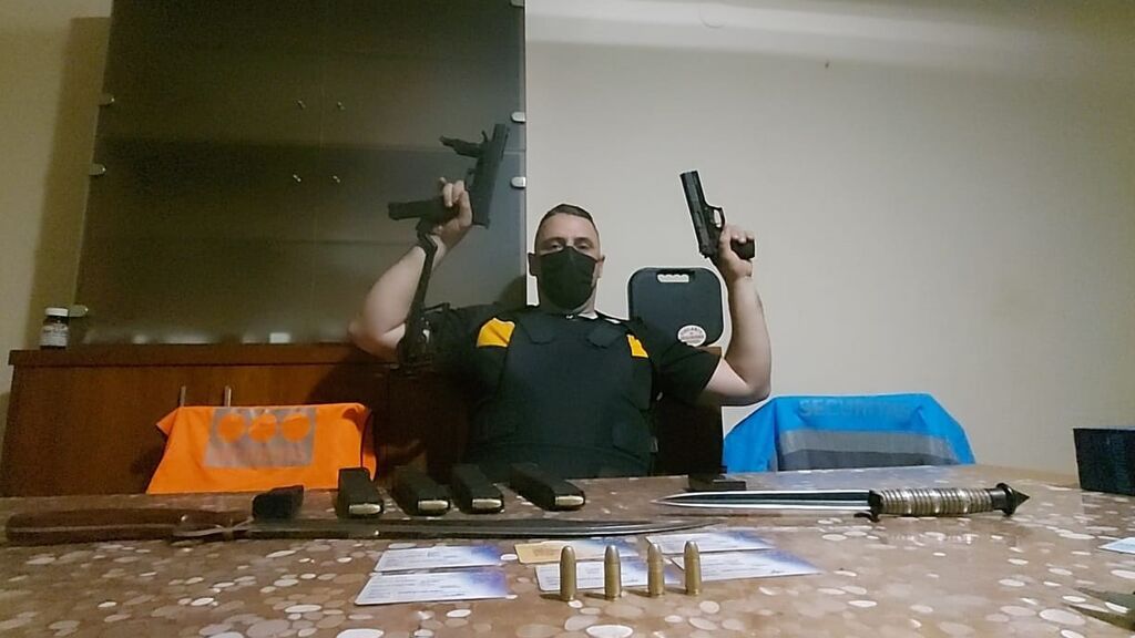 Imágenes que el exvigilante de seguridad envió a sus compañeros junto a un arsenal de armas