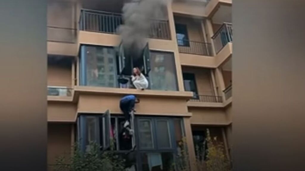 Heroico rescate de una familia china atrapada por las llamas en un segundo piso