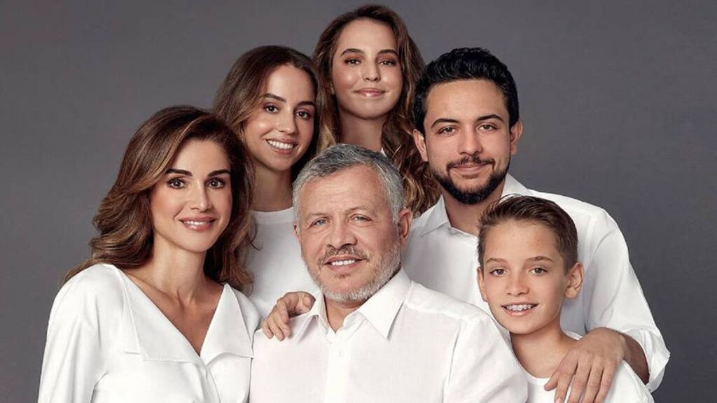 Hussein, Imán, Salma y Hashem, la vida de los hijos de Rania de Jordania: sucesor al trono, apasionada de la moda y la primera piloto de las Fuerzas Armadas.