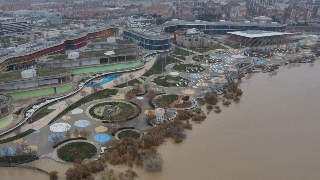 La crecida del Ebro se estabiliza en Zaragoza y avanza aguas abajo