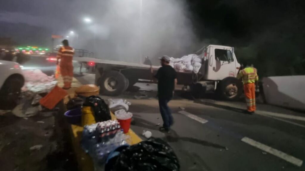 Un camión cargado de  fuegos artificiales sufre un accidente y provoca un espectáculo en una carretera de Guatemala