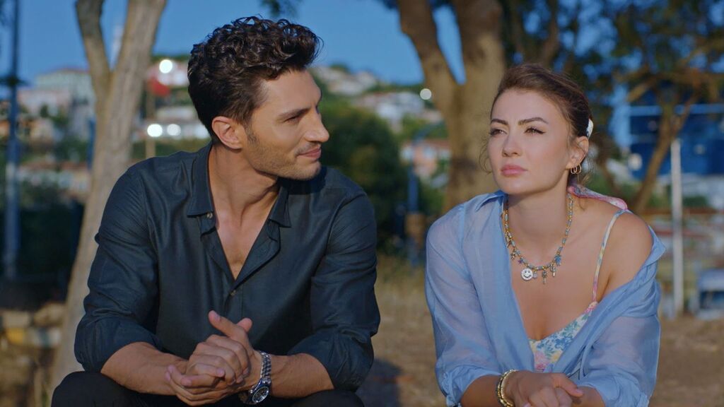 Ozan le pide a Esra explicaciones por su renuncia
