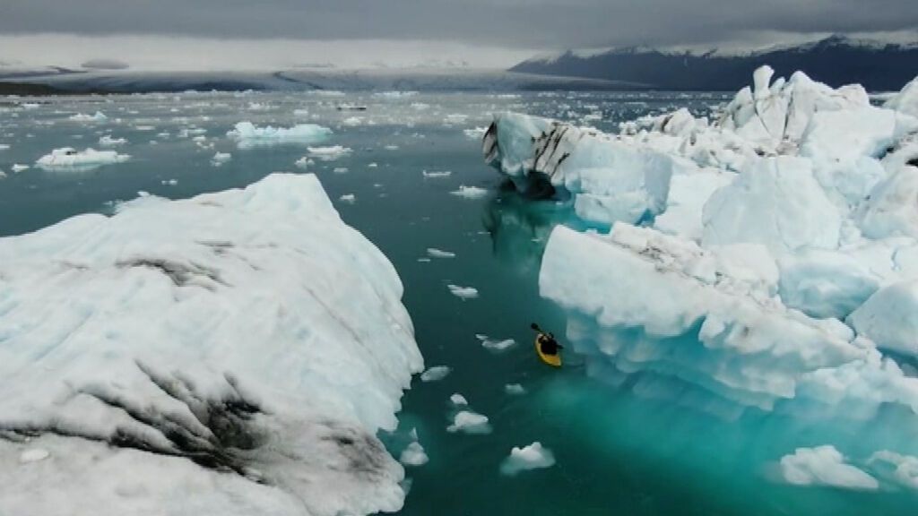 Un grupo de españoles recorre las gélidas aguas de Islandia en kayak