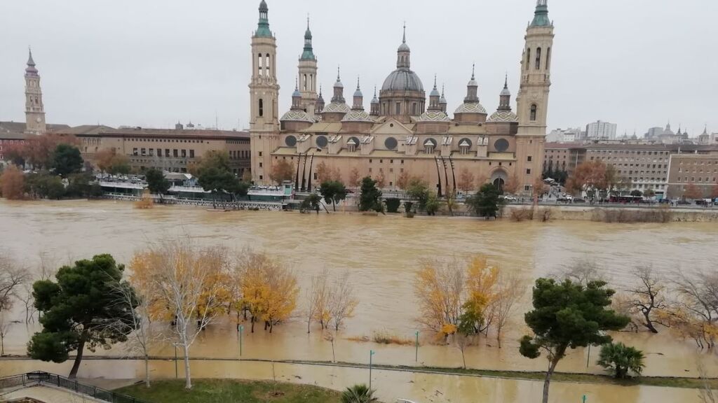 La punta de la crecida se aproxima a Zaragoza con menos caudal del previsto