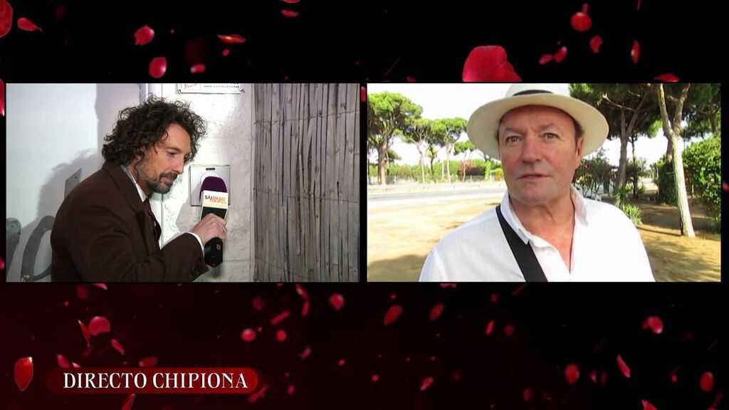 José Antonio León, a las puertas de la casa de Amador Mohedano