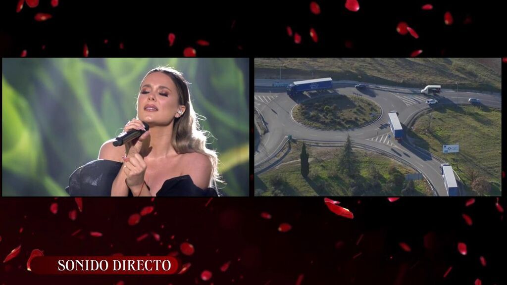 Lorena Gómez canta durante le traslado de las pertenencias de Rocío Jurado