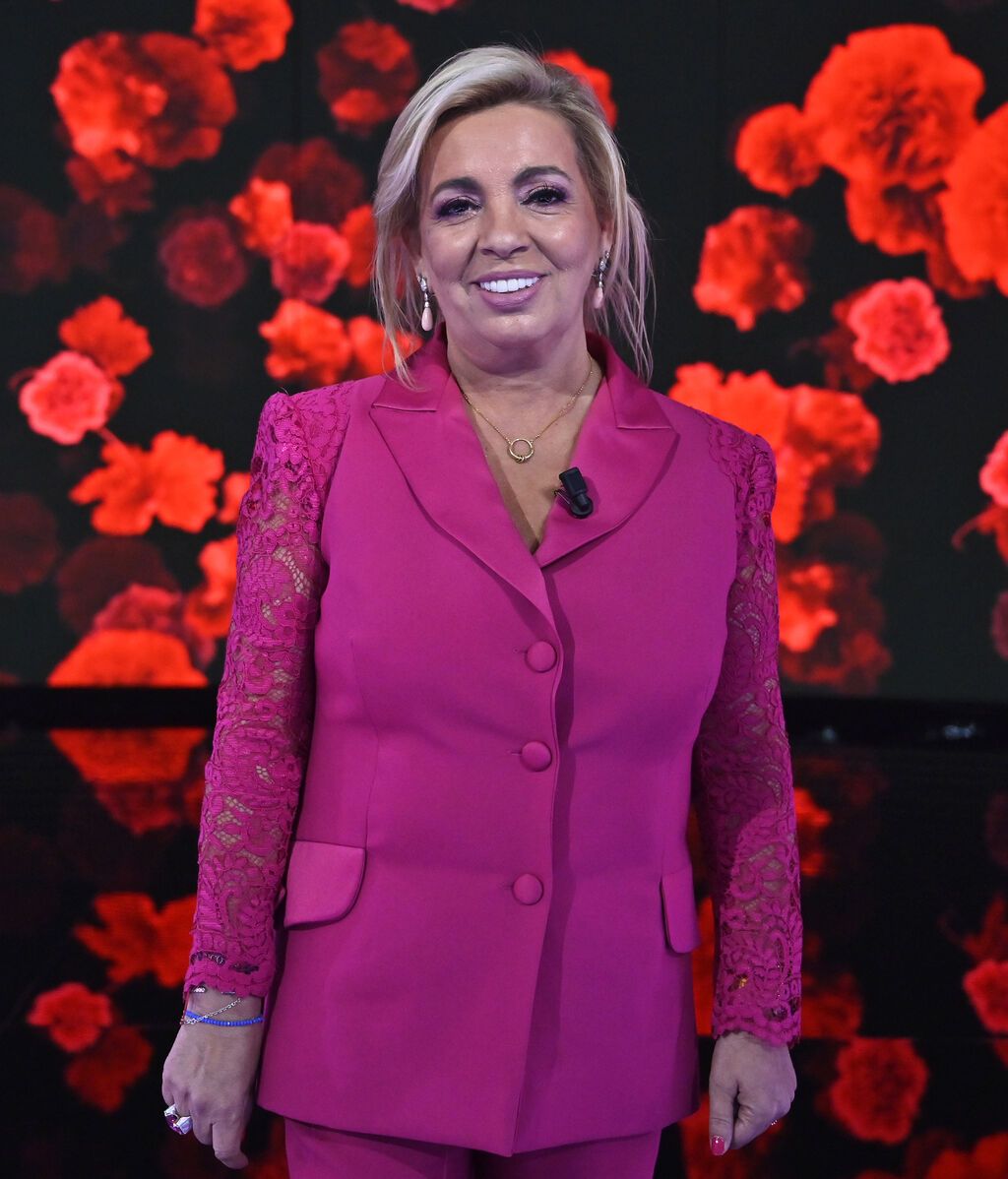 Carmen Borrego con traje de Chaqueta fucsia