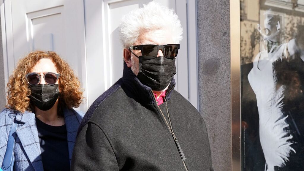 Pedro Almodovar llegaba al Teatro Español de Madrid para despedir a Verónica Forqué