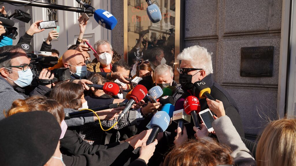 Pedro Almodóvar atiende a los medios en su entrada a la capilla ardiente de Forqué