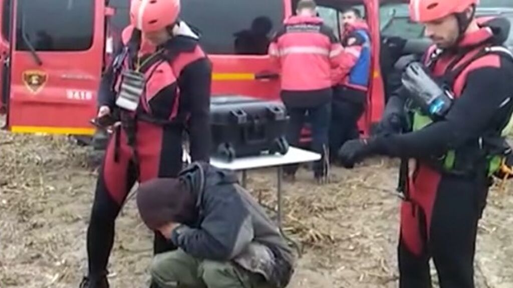 Un pastor se emociona al comprobar que todo su rebaño, de 1.000 ovejas, ha sobrevivido a la riada del Ebro