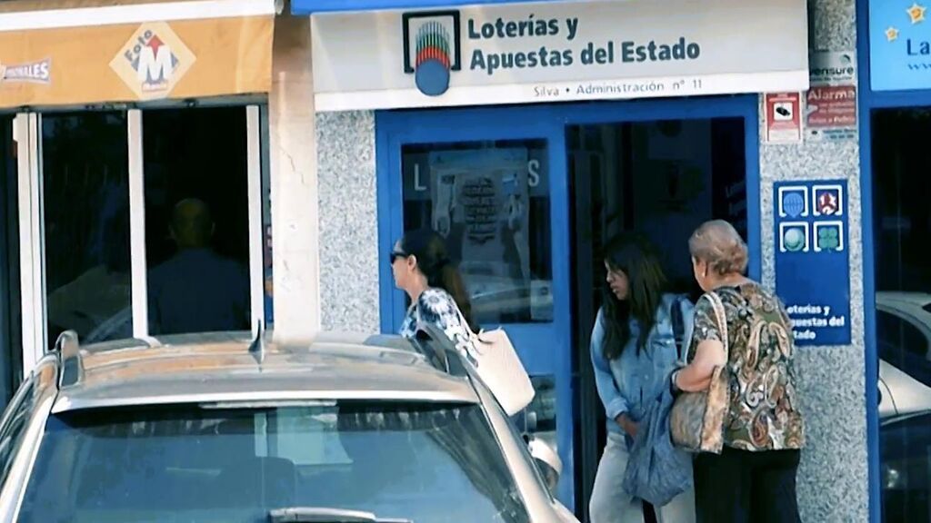 El extraño 'ritual' de Isabel Pantoja con los décimos de la lotería de Navidad: los guarda bajo la axila