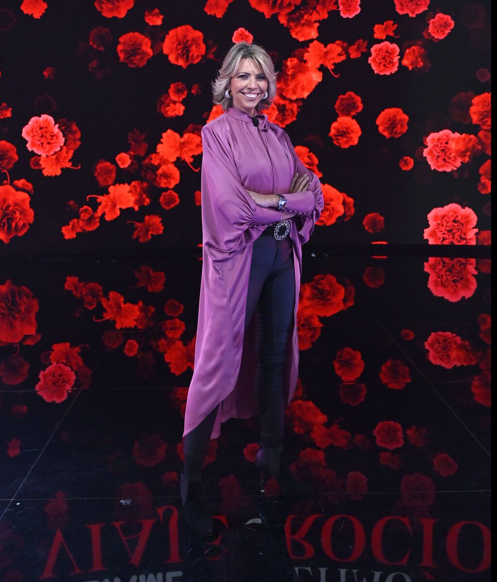 Marina Bernal, con camisa morada y pantalón negro