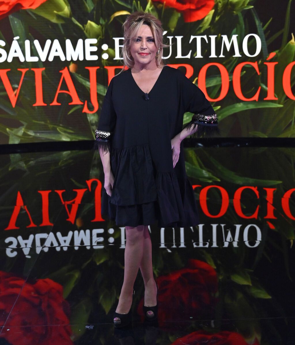 Lydia Lozano, con vestido negro con detalles de flecos
