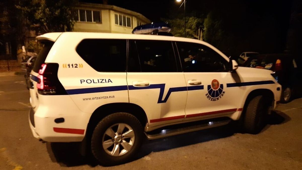 Un coche patrulla de la Ertzaintza Un coche patrulla de la Ertzaintza