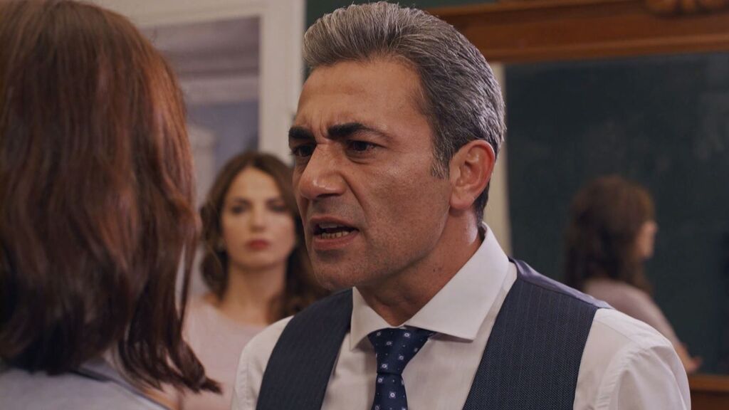 Halil echa a Ipek de la mansión