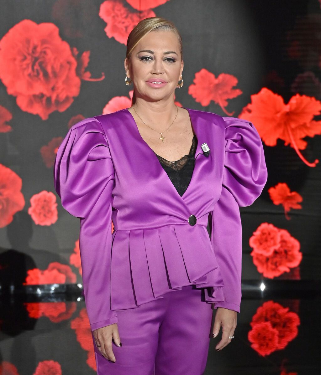 Belén Esteban, con un traje pantalón morado