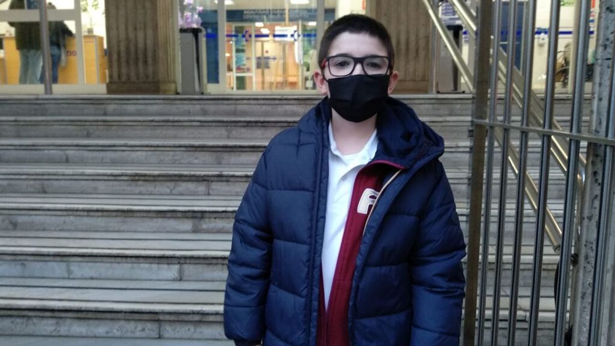 Iker de 11 años justo después de vacunarse Iker de 11 años justo después de vacunarse