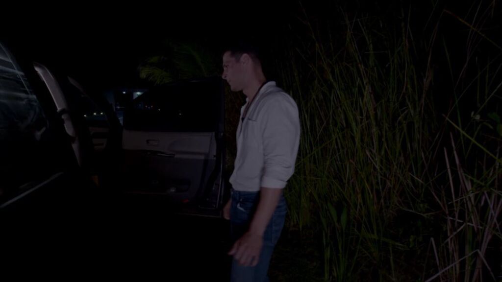 Alejandro deja a todos sin palabras bajándose del coche en mitad del camino hacia la hoguera