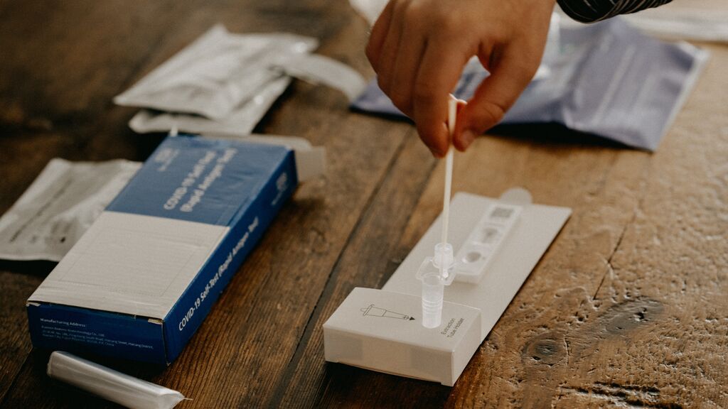 La venta de test de antígenos en farmacias se dispara un 545%: ¿qué hacer si das positivo en uno?