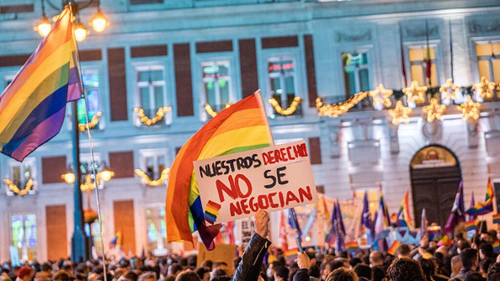Cientos de personas se manifiestan en Madrid contra la derogación de las leyes LGTBI: "Ni un paso atrás"