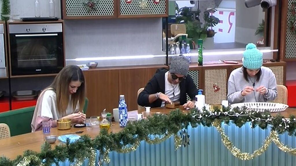 Luis, Cris y Sandra hacen pulseras