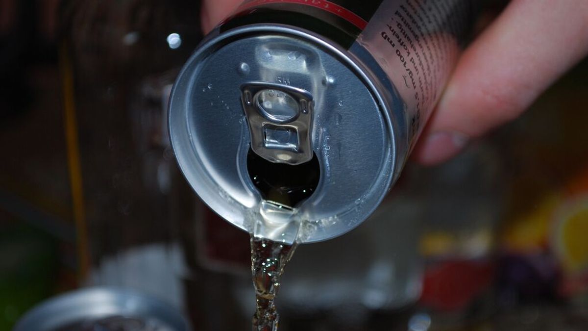 Piden prohibir la venta de bebidas energéticas a menores de 16 años, uno de los grupos que más las consumen