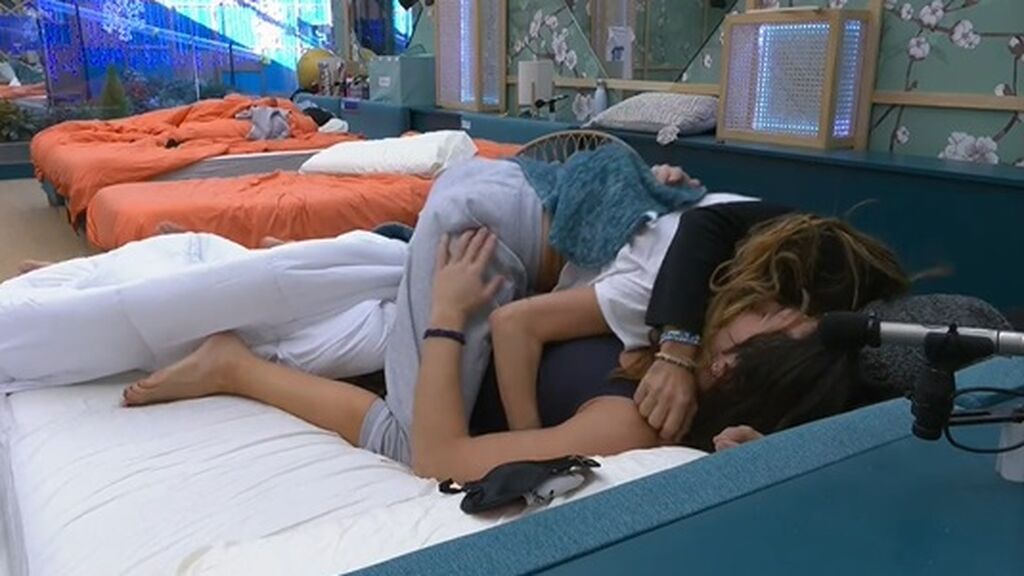 Cris se tumba encima de luca y luis