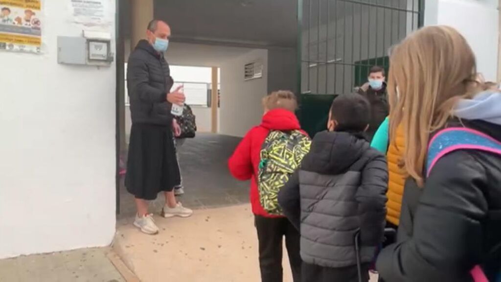Profesores de un colegio de Lepe con falda y uñas pintadas para apoyar a un alumno acosado por sentirse niña