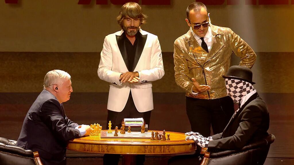 Rey Enigma juega al ajedrez contra Anatoli Kárpov