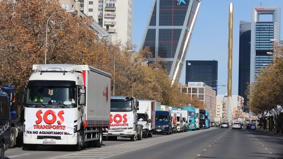 Decenas de camiones en las inmediaciones de Plaza de Castilla, durante una marcha lenta por las principales vías de Madrid para protestar por los problemas que sufre el sector