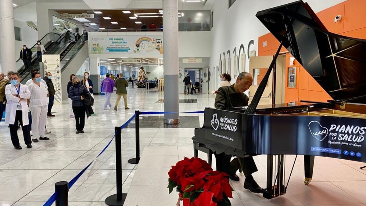 Un piano de cola para humanizar la experiencia sanitaria a través de la música en el Hospital de Manises
