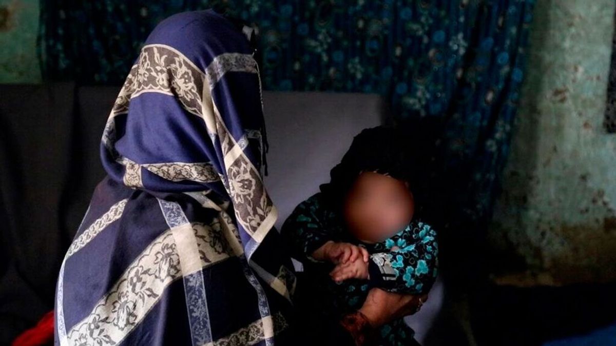 Obligan a una pareja de Afganistán a vender a su bebé por 104 dólares para salvar a sus otros hijos