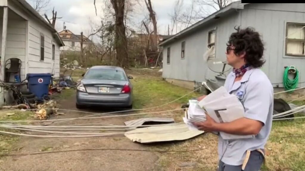Cody Smith, el cartero que sigue llevando la correspondencia a un Kentucky devastado por los tornados