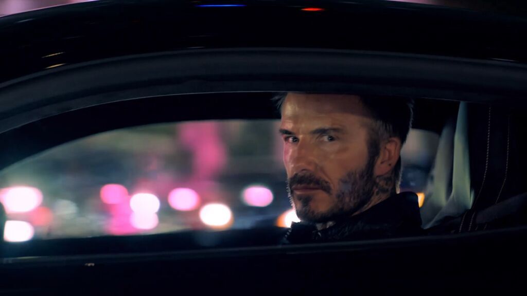 BECKHAM DISFRUTA DE SU NUEVO COCHE