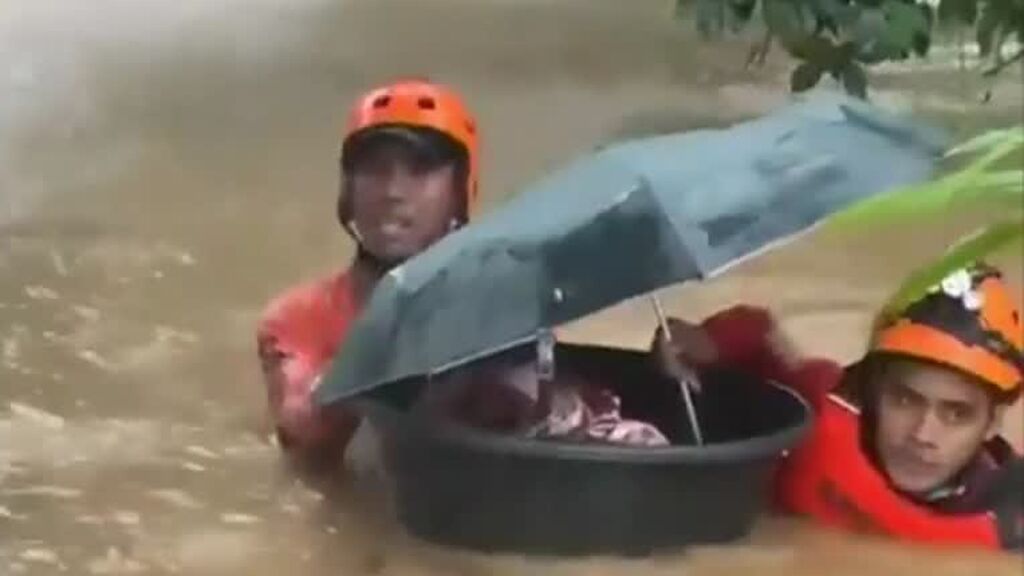 Las espectaculares imágenes del rescate de un bebé de las inundaciones de Filipinas