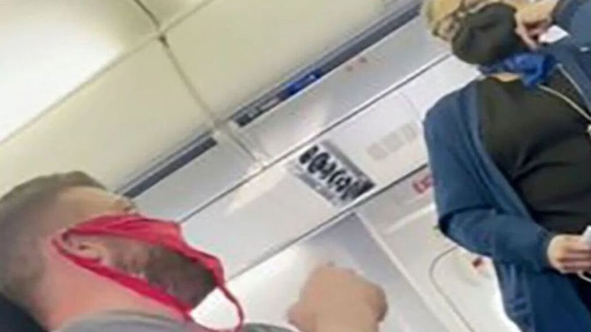 Expulsan a un pasajero de un avión por llevar un tanga roja en vez de mascarilla