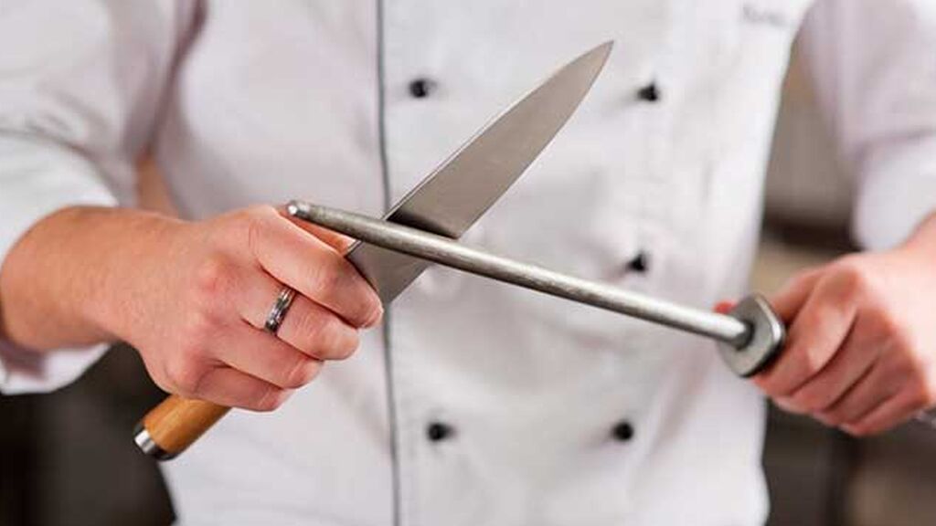 Estas son las mejores formas de afilar un cuchillo en casa: desde utilizar un afilador mecánico a uno con piedra.