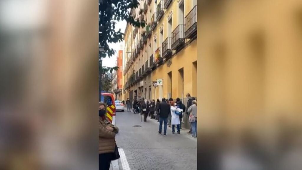 Colas de 'positivos' para hacerse una PCR en Madrid
